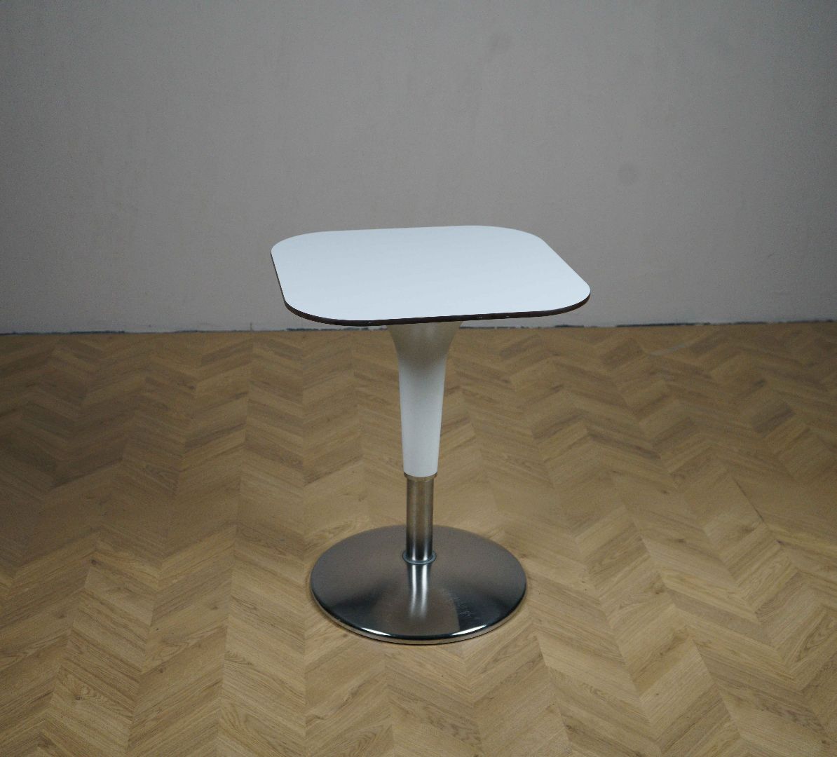 Rexite Zanziplano bord i hvid, 60x60 cm – moderne og robust loungebord set forfra.